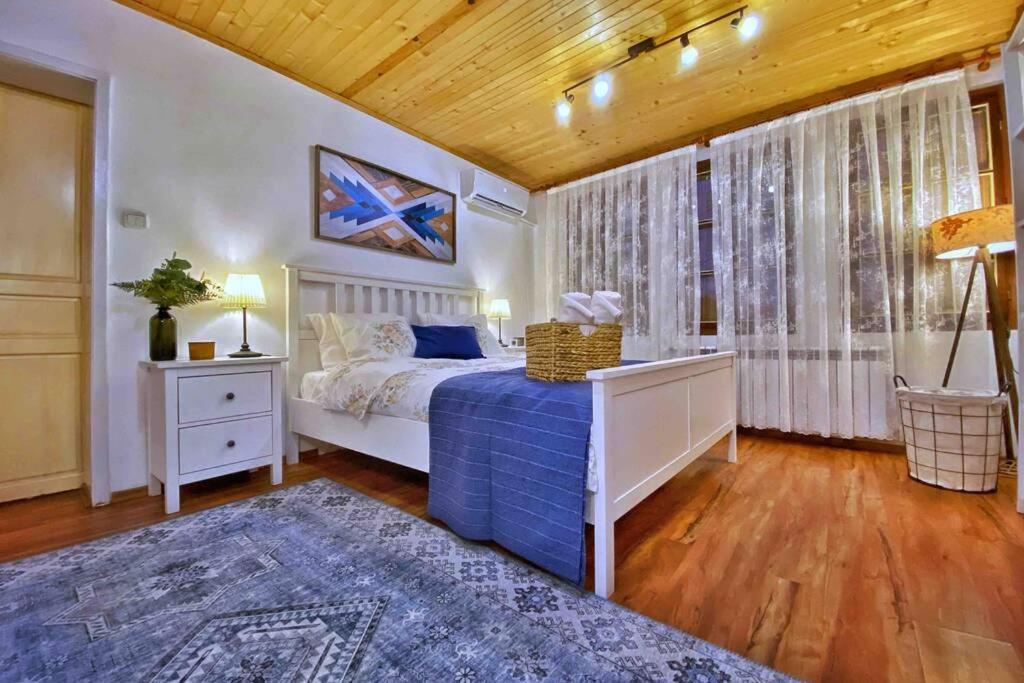 The Secret Lodge- New With Private Garage, Entire House Veliko Tărnovo Esterno foto