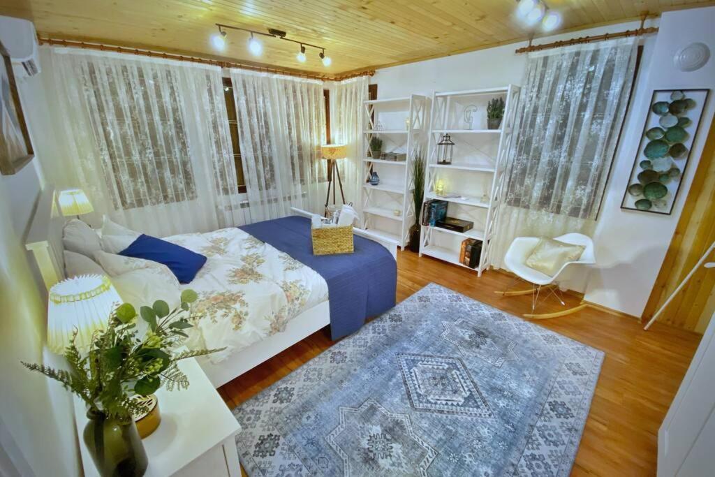 The Secret Lodge- New With Private Garage, Entire House Veliko Tărnovo Esterno foto